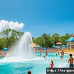 파나마의 워터파크 및 가족 여행지 - A vibrant family-friendly water park scene in Panama City featuring a large wave pool surrounded by ...